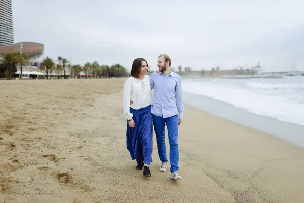 Um casal amoroso, homem e mulher desfrutando de férias de verão em uma praia paradisíaca tropical com água do mar límpida e cênica — Fotografia de Stock