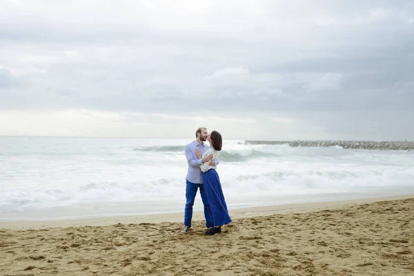一对爱的情侣, 男人和女人享受夏日假期在热带天堂海滩与清澈的海洋水和风景 — 图库照片