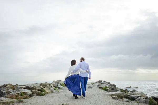 Μια αγάπη ζευγάρι, ο άνθρωπος και η γυναίκα απολαμβάνει τις καλοκαιρινές διακοπές σε ένα τροπικό παράδεισο παραλία με πεντακάθαρα νερά στον ωκεανό και γραφική — Φωτογραφία Αρχείου