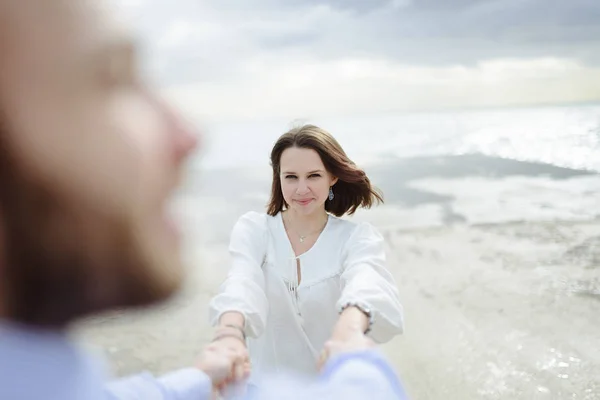 Ett älskande par, man och kvinna som njuter av sommarsemester på en tropisk paradis strand med klara havet ocean vatten och natursköna — Stockfoto