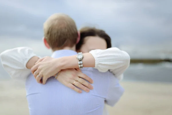 Ett älskande par, man och kvinna som njuter av sommarsemester på en tropisk paradis strand med klara havet ocean vatten och natursköna — Stockfoto