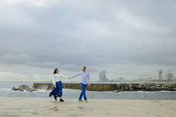 Um casal amoroso, homem e mulher desfrutando de férias de verão em uma praia paradisíaca tropical com água do mar límpida e cênica — Fotografia de Stock