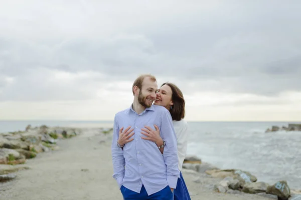 Una coppia amorevole, uomo e donna che si godono le vacanze estive su una spiaggia paradisiaca tropicale con acque cristalline dell'oceano e panoramiche — Foto Stock