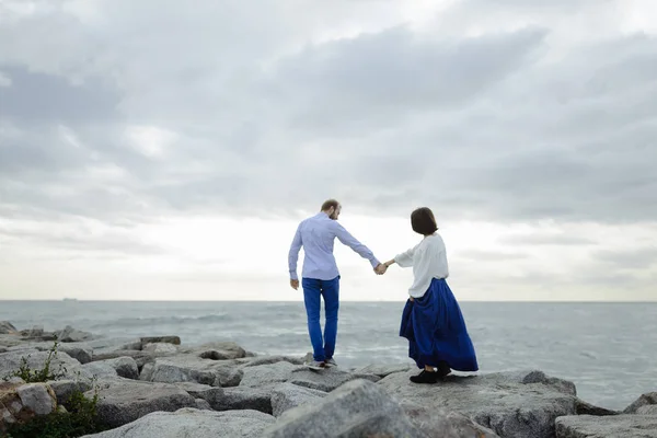 Una coppia amorevole, uomo e donna che si godono le vacanze estive su una spiaggia paradisiaca tropicale con acque cristalline dell'oceano e panoramiche — Foto Stock