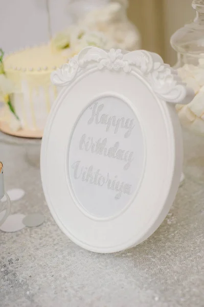 Deliziosa torta di compleanno sul tavolo primo piano — Foto Stock