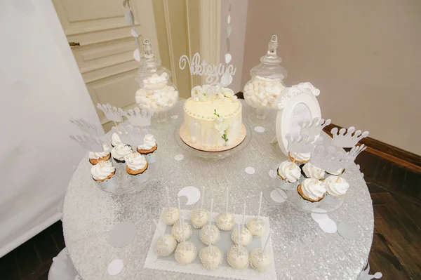 Bolo de aniversário decorado no fundo colorido — Fotografia de Stock