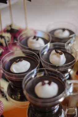 Çok lezzetli çeşitlilik pasta kek tartlets ve üst üste acıbadem kurabiyesi, yakın çekim. Taze, renkli, renkli, yeşil, sarı, beyaz ve pembe tatlı berry tatlılar, güzel dekore edilmiş