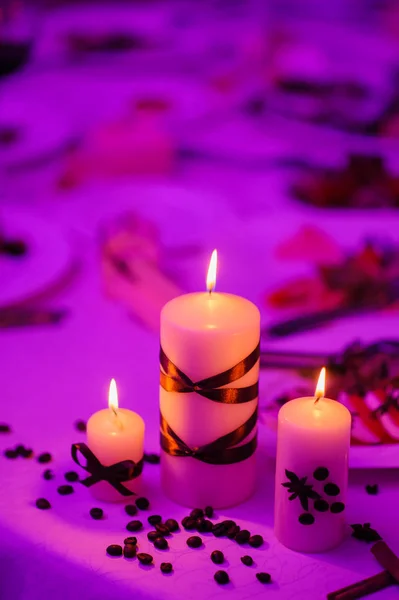 Hermosa mesa decorada con decoraciones florales y velas rojas. Decoración de la noche de Navidad o boda . — Foto de Stock