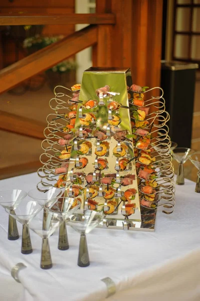 Barbecue in a restaurant on a special figure for serving — Stock Photo, Image