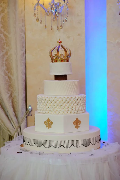Torta nuziale con lusso decorato in festa di nozze. Torta decorata con corona — Foto Stock
