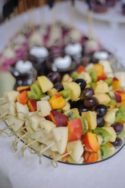 Fruits in glass. Wedding decor. Summer wedding in the wood. grapes, apricots, peaches — Stock Photo, Image