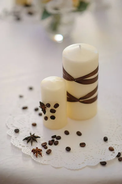 Lindas flores na mesa no dia do casamento — Fotografia de Stock