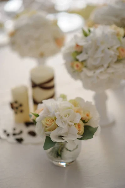 Hermosas flores en la mesa en el día de la boda — Foto de Stock