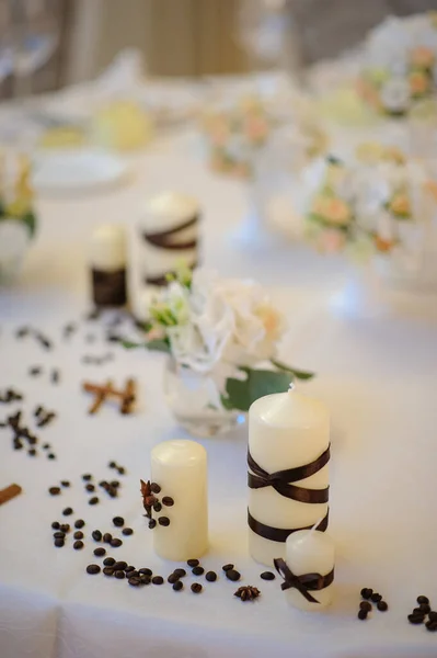 Hermosas flores en la mesa en el día de la boda — Foto de Stock