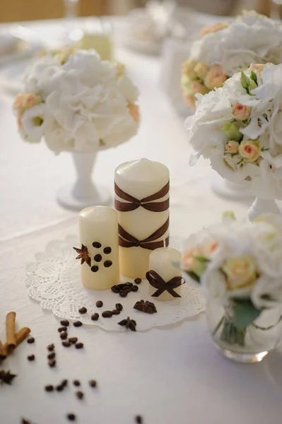 Hermosas flores en la mesa en el día de la boda — Foto de Stock