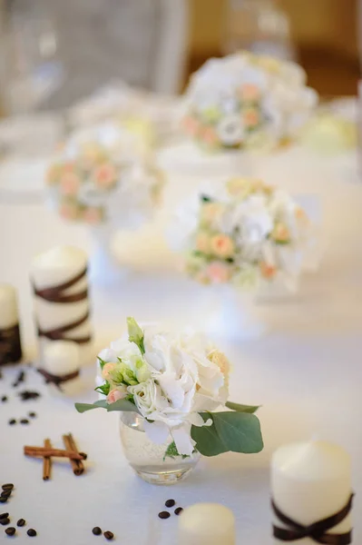 Lindas flores na mesa no dia do casamento — Fotografia de Stock