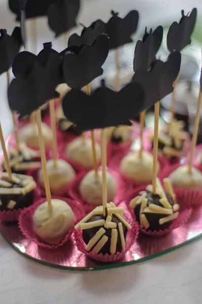 Primo piano di vassoio con molte deliziose torte pasticceria diversità tortine e maccheroni di fila. Dolci freschi, multicolori, colorati, verdi, gialli, bianchi e rosa a bacca dolce, splendidamente decorati — Foto Stock