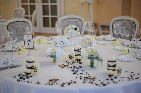 Lindas flores na mesa no dia do casamento — Fotografia de Stock