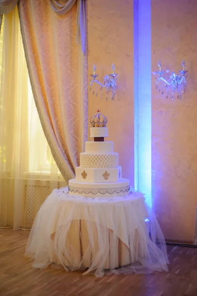 Bolo de casamento com luxo decorado na festa de casamento. Bolo decorado com coroa — Fotografia de Stock