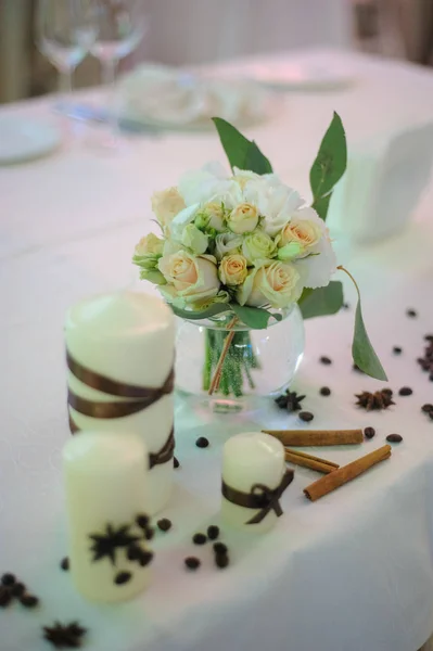 Lindas flores na mesa no dia do casamento — Fotografia de Stock