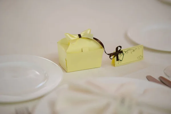 Boda de oro de la fiesta favores en el plato en recepción — Foto de Stock