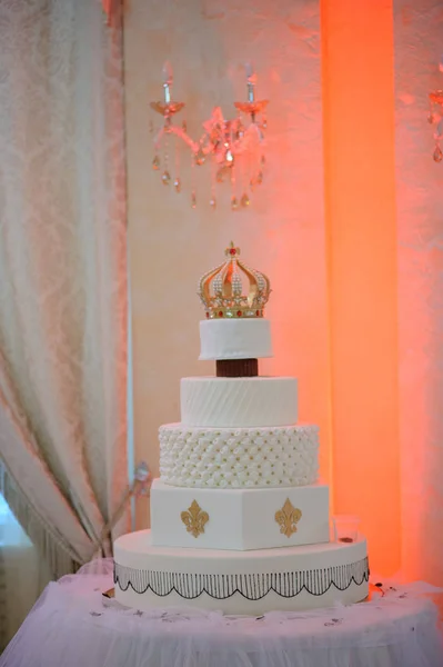 Torta nuziale con lusso decorato in festa di nozze. Torta decorata con corona — Foto Stock