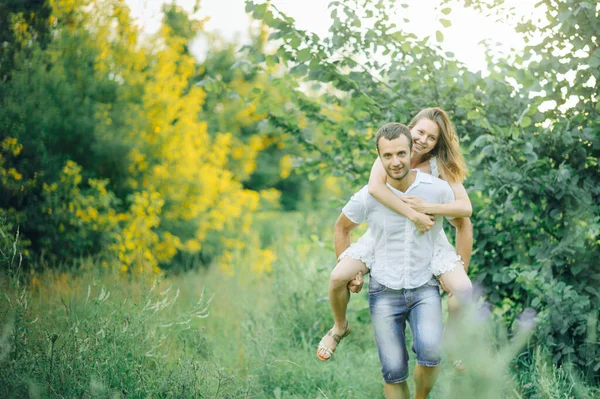 快乐的夫妻在公园里享受大自然的美景吧 — 图库照片