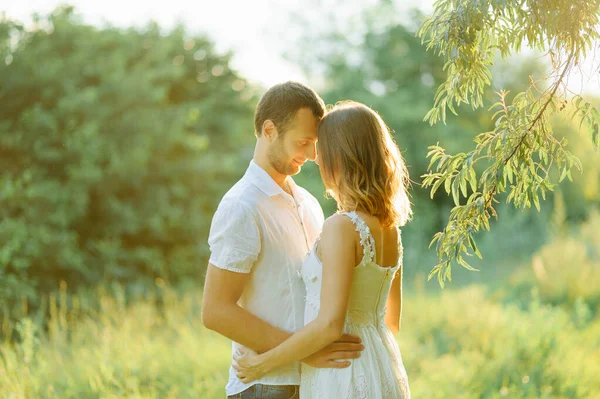 Feliz Pareja Divertirse Parque Naturaleza —  Fotos de Stock