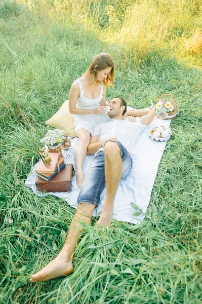 Casal Feliz Divertir Parque Natureza — Fotografia de Stock