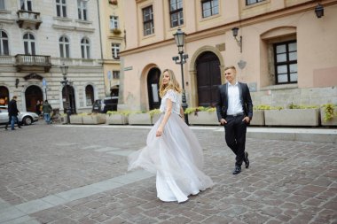 İki aşık Krakow 'da yürüyor