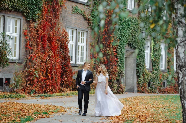 Dos Amantes Caminan Por Cracovia — Foto de Stock