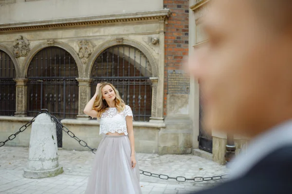 Dos Amantes Caminan Por Cracovia — Foto de Stock