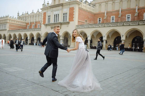 Dos Amantes Caminan Por Cracovia — Foto de Stock