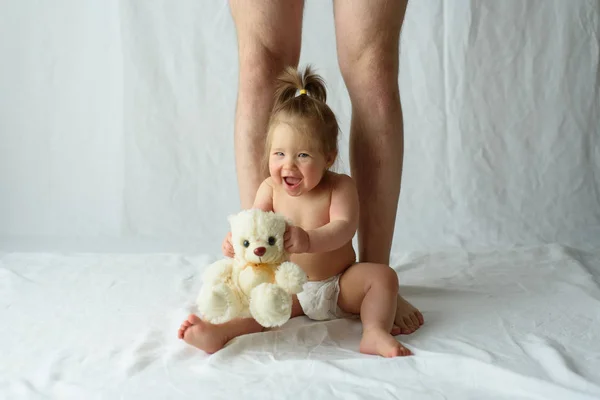 Маленькая Девочка Сидит Счастливая Белом Фоне Ногах Своего Отца — стоковое фото