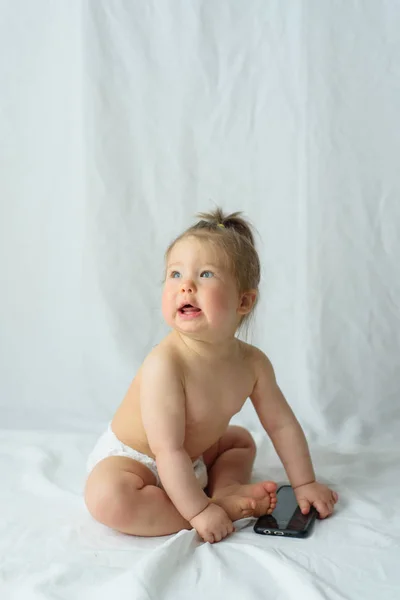 Lindo Bebé Está Hablando Teléfono Celular Aislado Sobre Blanco —  Fotos de Stock