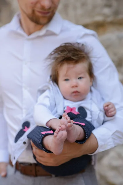 Portret Van Jonge Vader Houden Huilen Baby Meisje Witte Baksteen — Stockfoto