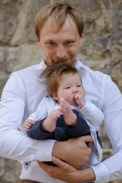 Portret Van Jonge Vader Houden Huilen Baby Meisje Witte Baksteen — Stockfoto