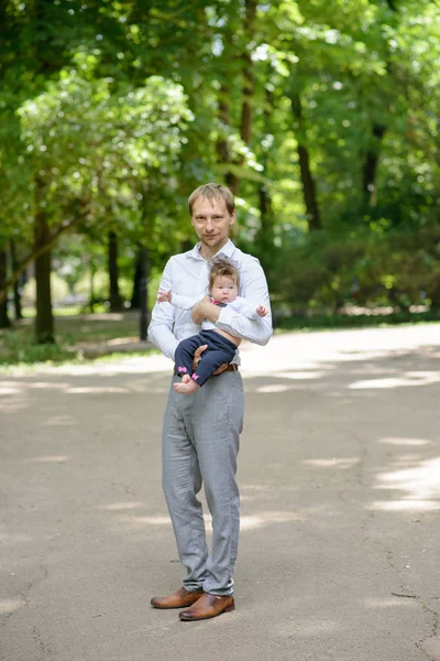 Papa Wandelingen Met Haar Dochter Het Park — Stockfoto