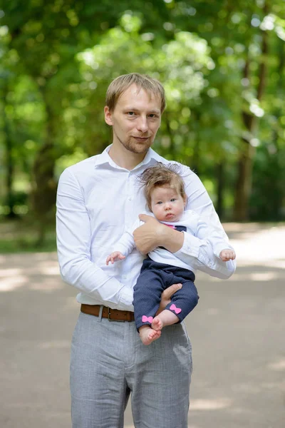 Papa Wandelingen Met Haar Dochter Het Park — Stockfoto