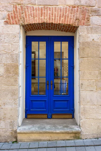 Niebieskie Drzwi Ceglaną Ścianą Lwów Ukraina — Zdjęcie stockowe