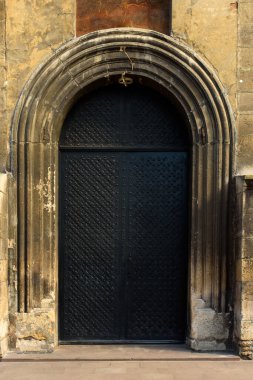 Eski kalenin paslanmış eski büyük kapısı. Kapılar eski olmasına rağmen, insanlar hala onları kullanıyor.