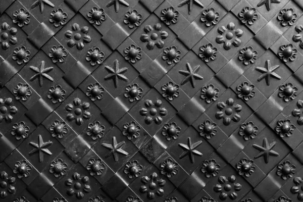 Черная Кованая Дверь Симметричная Текстура Ромба Гранж Чёрный Фон — стоковое фото