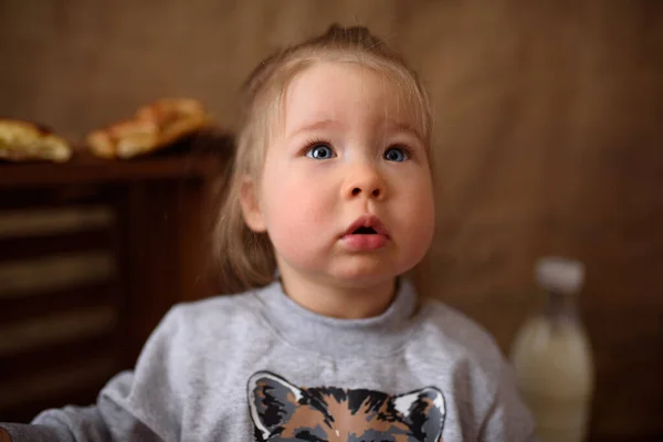 Petite Fille Dans Cuisine Mange Des Pâtisseries Sucrées — Photo