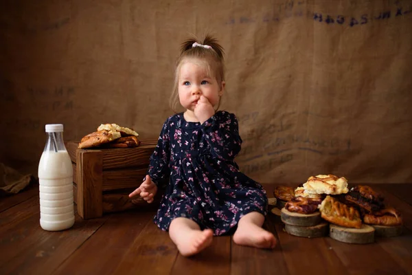 Menina Cozinha Come Doces Doces — Fotografia de Stock