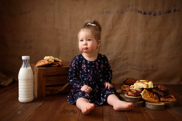 Menina na cozinha come doces doces . — Fotografia de Stock