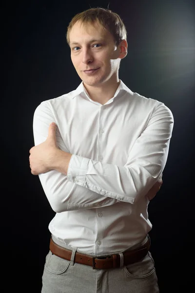 Zbliżenie Portretu Młodego Mężczyzny Białej Koszuli Czarnym Krawacie Uśmiechniętego Patrząc — Zdjęcie stockowe