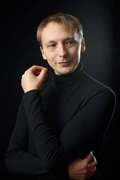 Portret Van Vastberaden Goed Uitziende Man Met Zwarte Kleren Zwarte — Stockfoto