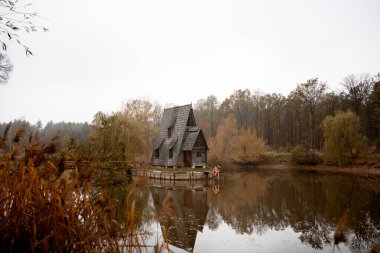 Mutlu aile güzel sonbahar parkta bankta oturmuş