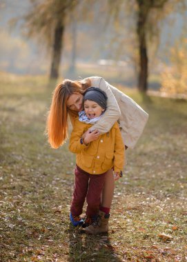 Mutlu aile doğada oynuyor..