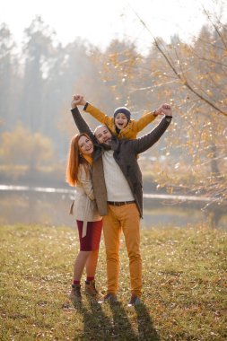 Mutlu aile doğada oynuyor..